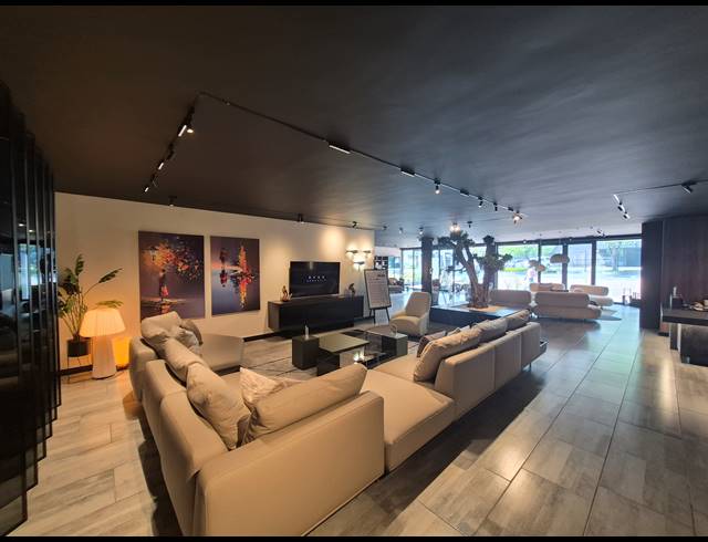 980M² SHOWROOM TO LET IN KRAMERVILLE
